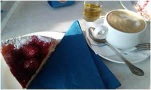 Der erste Erdbeerkuchen in diesem Jahr ... mit 3 Erdbeern drauf.